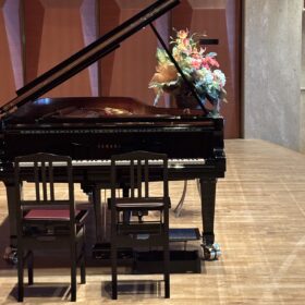 発表会のピアノと花飾り（相模原市南区 南台ピアノ教室）