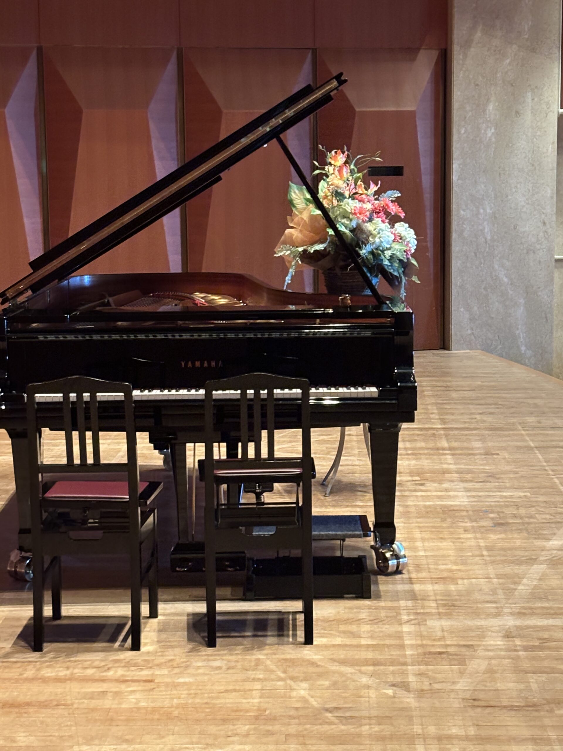 発表会のピアノと花飾り(相模原市南区 南台ピアノ教室)