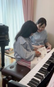 講師が幼児に寄り添い安心感を与える体験レッスン|南台ピアノ教室