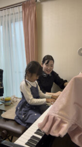 幼児が講師と笑顔でピアノに向かう体験レッスン|南台ピアノ教室