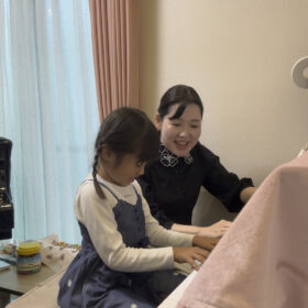 幼児が講師と笑顔でピアノに向かう体験レッスン｜南台ピアノ教室